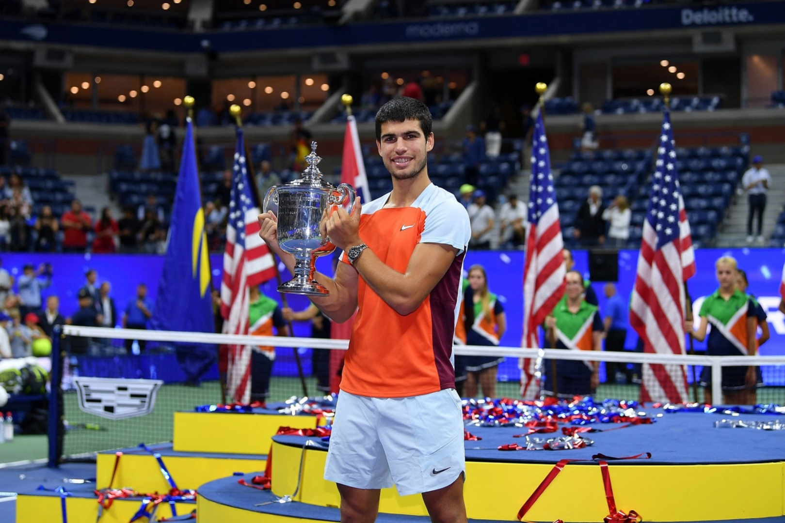 SMALL_勞力士代言人卡洛斯．艾卡拉茲（Carlos Alcaraz）於2022年美國網球公開賽奪得男單冠軍獎盃©Rolex